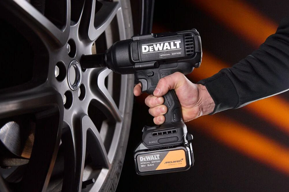 DCK2225MP2T DeWALT Aku bezuhlíková kombo sada 18V XR 2x5,0Ah rázový utahovák DCF99M a úhlová bruska 125mm DCG45M McLaren F1 Team