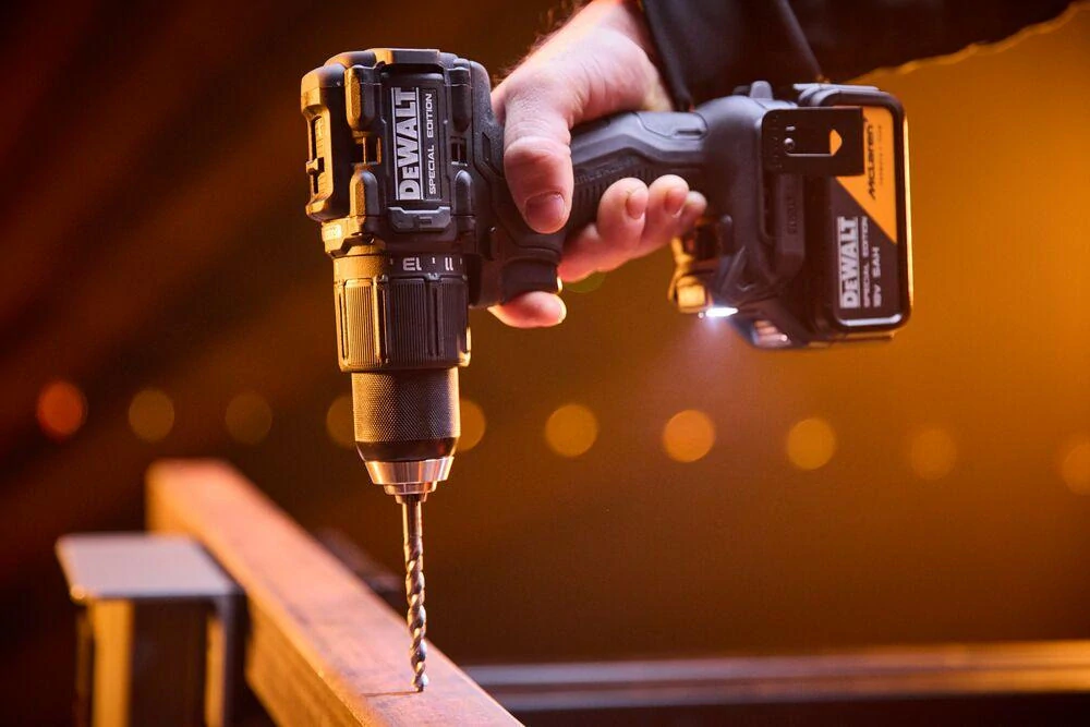 Aku bezuhlíková kombo sada 18V XR 2x5,0Ah příklepová vrtačka DCD86 a úhlová bruska 125mm DCG45M McLaren F1 Team DeWALT DCK2223MP2T