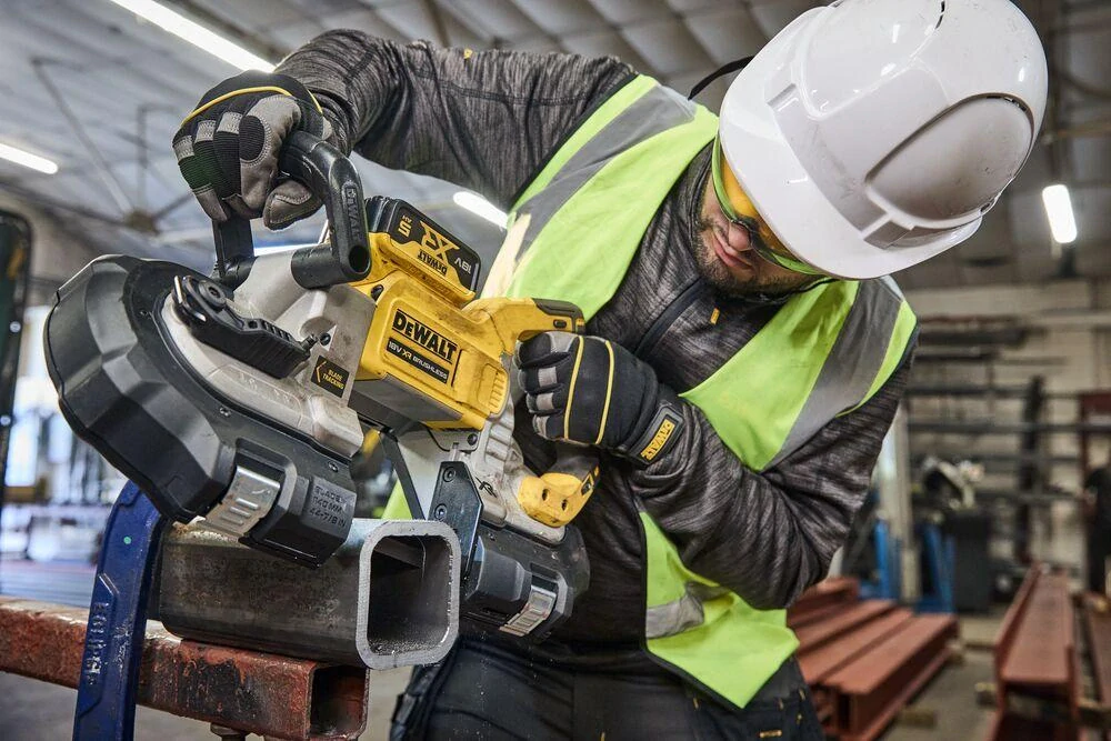 DCS374N-XJ DeWALT Pásová pila 18V XR na kov s bezuhlíkovým motorem, samostatný stroj