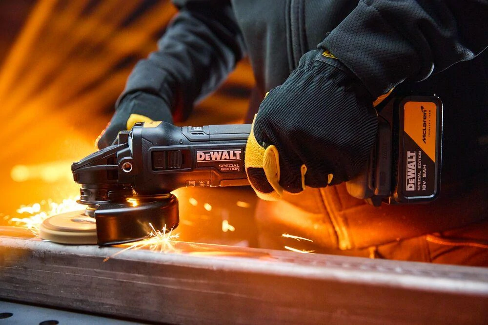 DCG45MP2T-QW DeWALT Aku bezuhlíková úhlová bruska 125 mm 18V XR 2x 5,0Ah McLaren edition