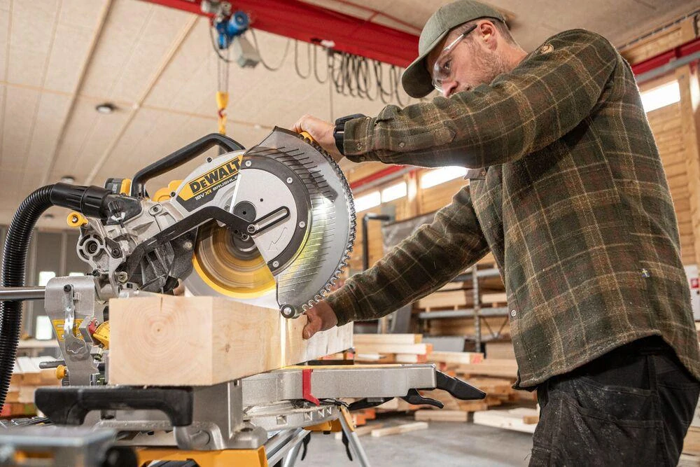 DCS782N-XJ DeWALT Aku pokosová pila 18V, samostatný stroj