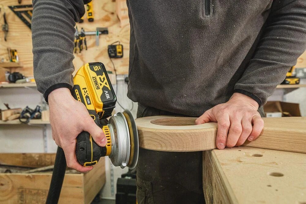 DCW211P2 DeWALT aku excentrická bruska 125 mm 18V XR 2x 5,0Ah Li-Ion TSTAK