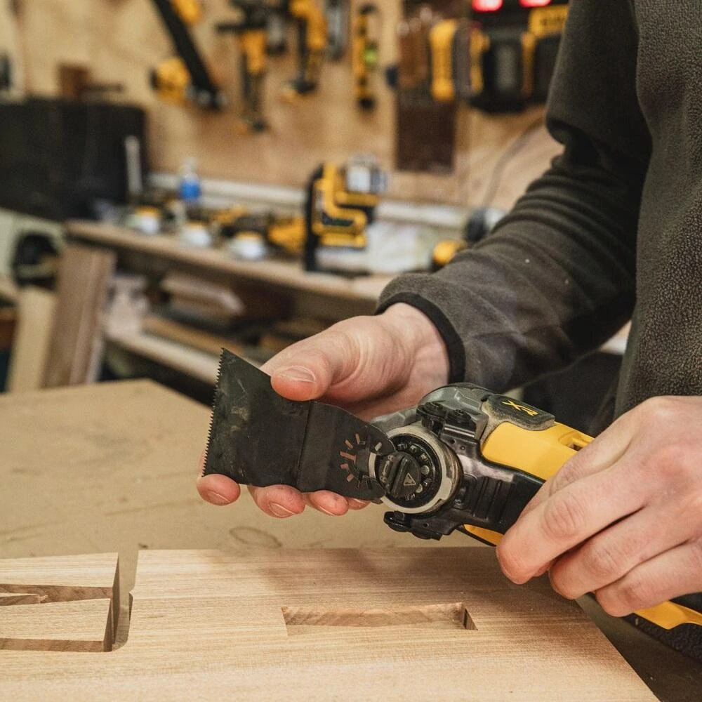 DCS359NT DeWALT Aku oscilační multibruska 18V XR, samostatný stroj v kufru